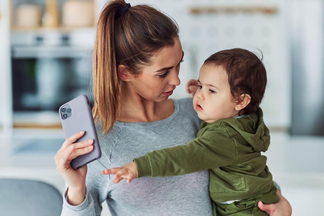 Mom Discovers Phone Rules for Child Apply to Her, Too - Newser