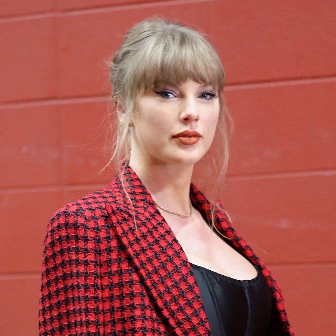 Taylor Swift Politely Corrects Security’s Etiquette at Travis Kelce’s Chiefs Game - E! NEWS