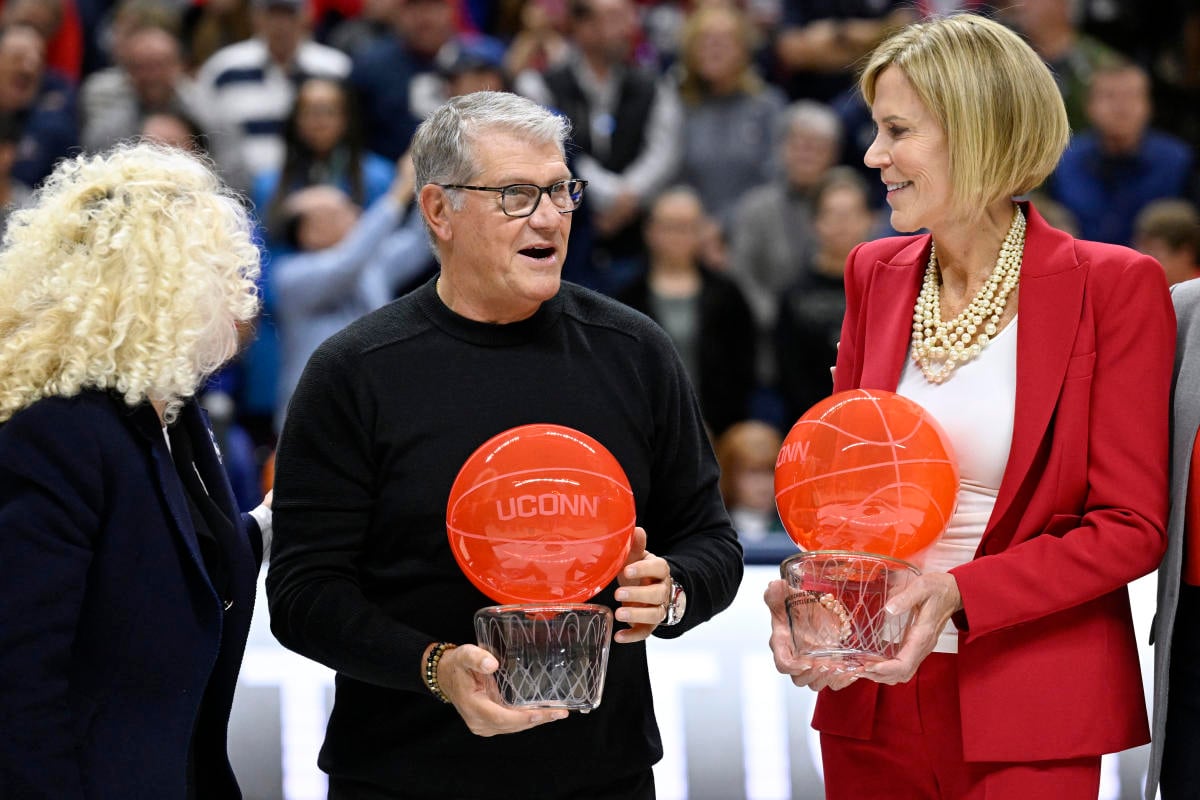 UConn coach Geno Auriemma breaks NCAA all-time wins record as Azzi Fudd returns from injury - Yahoo Sports